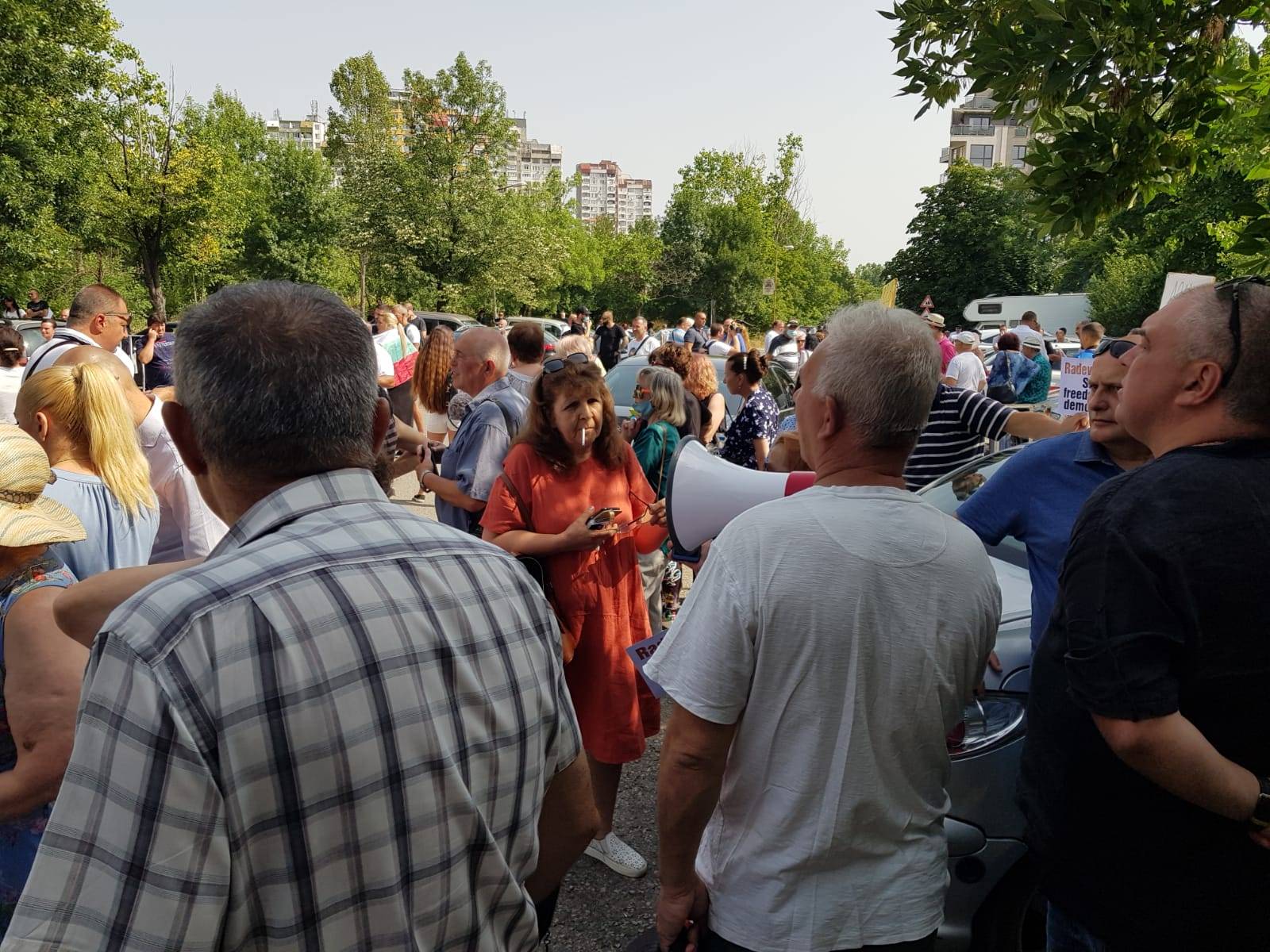 В подкрепа на лидера на ГЕРБ пред ГДНП бяха дошли стотици граждани